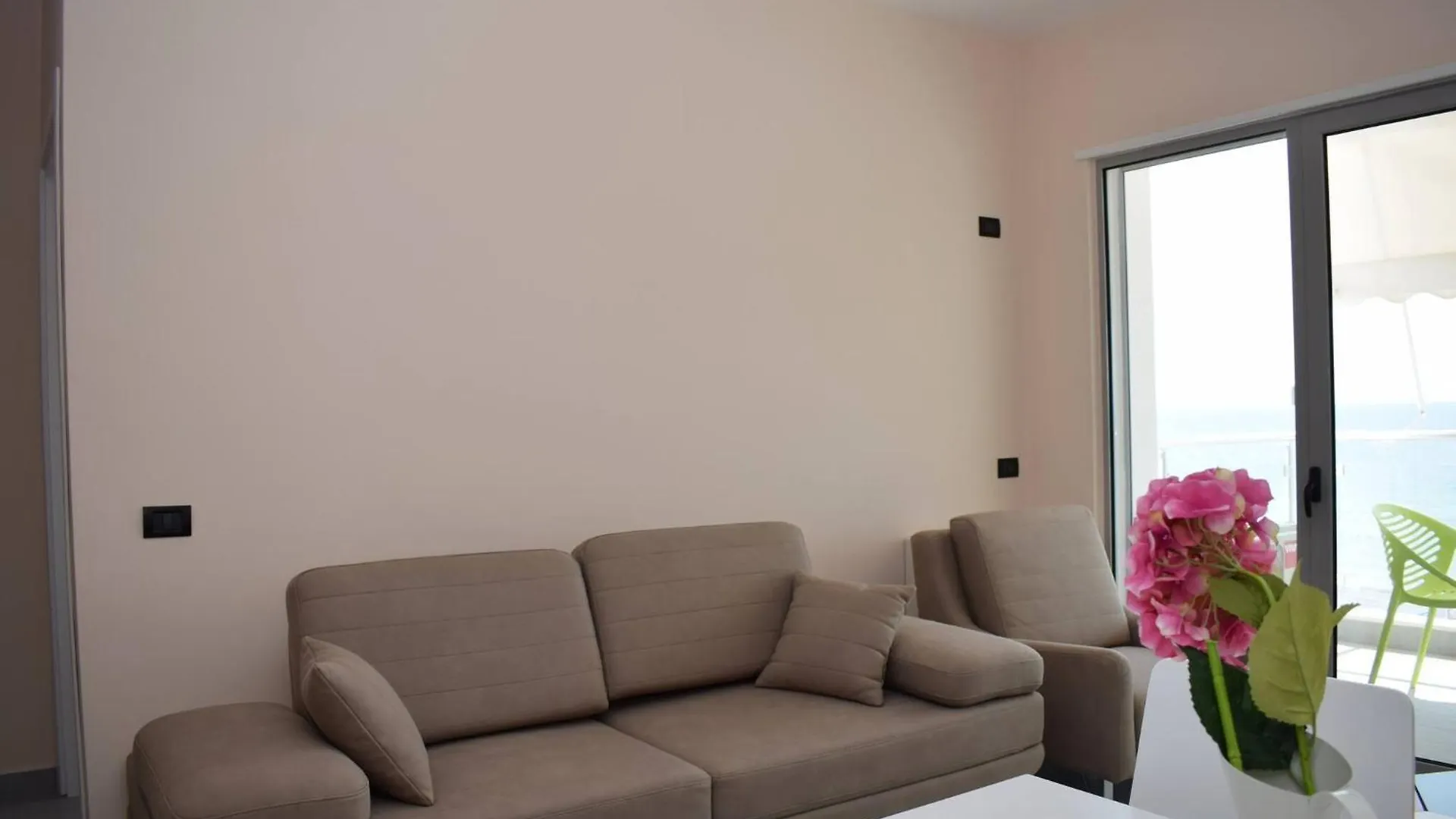 Brisa Del Mar Beachfront Apartments دراس